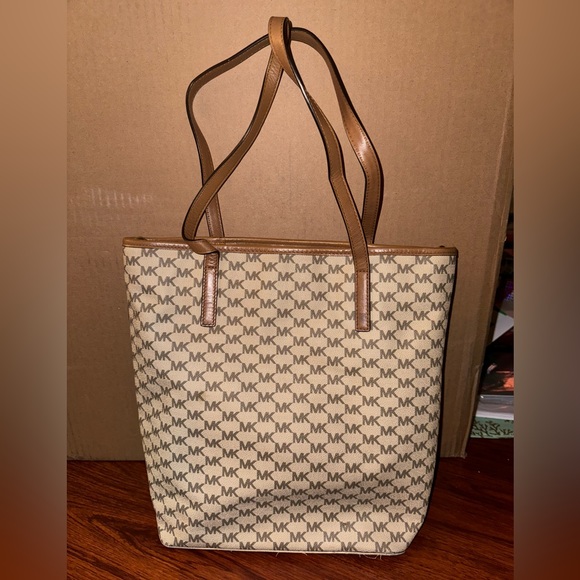 Authentic Michael Kors Bag & wallet set - Picture 6 of 7